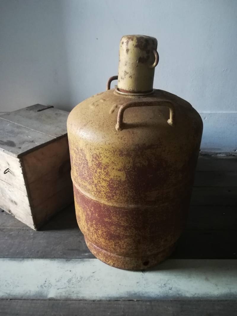 Brocante industriele gasbus gasfles geel oud