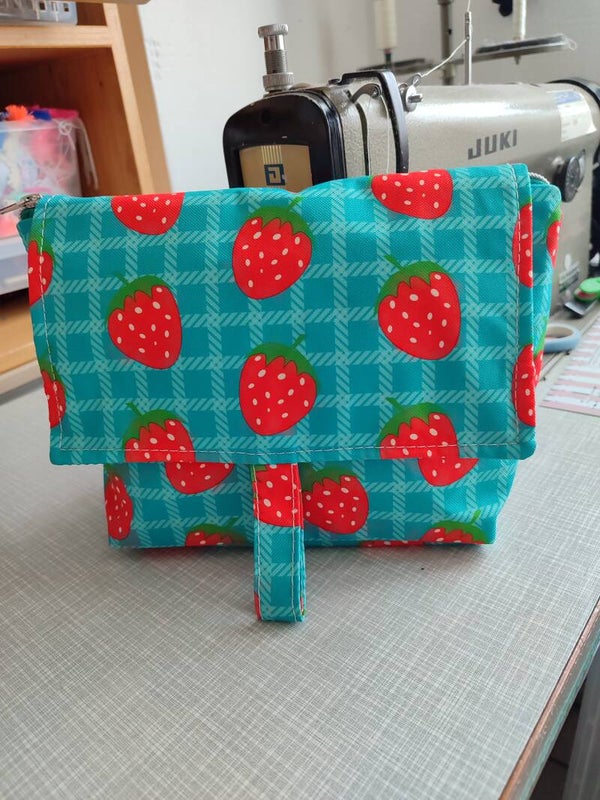 Kosmetiktasche Hang-on Erdbeeren petrol