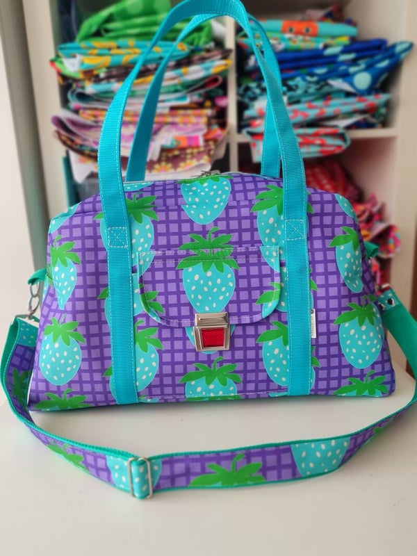 Runde Reisetasche lila Erdbeere