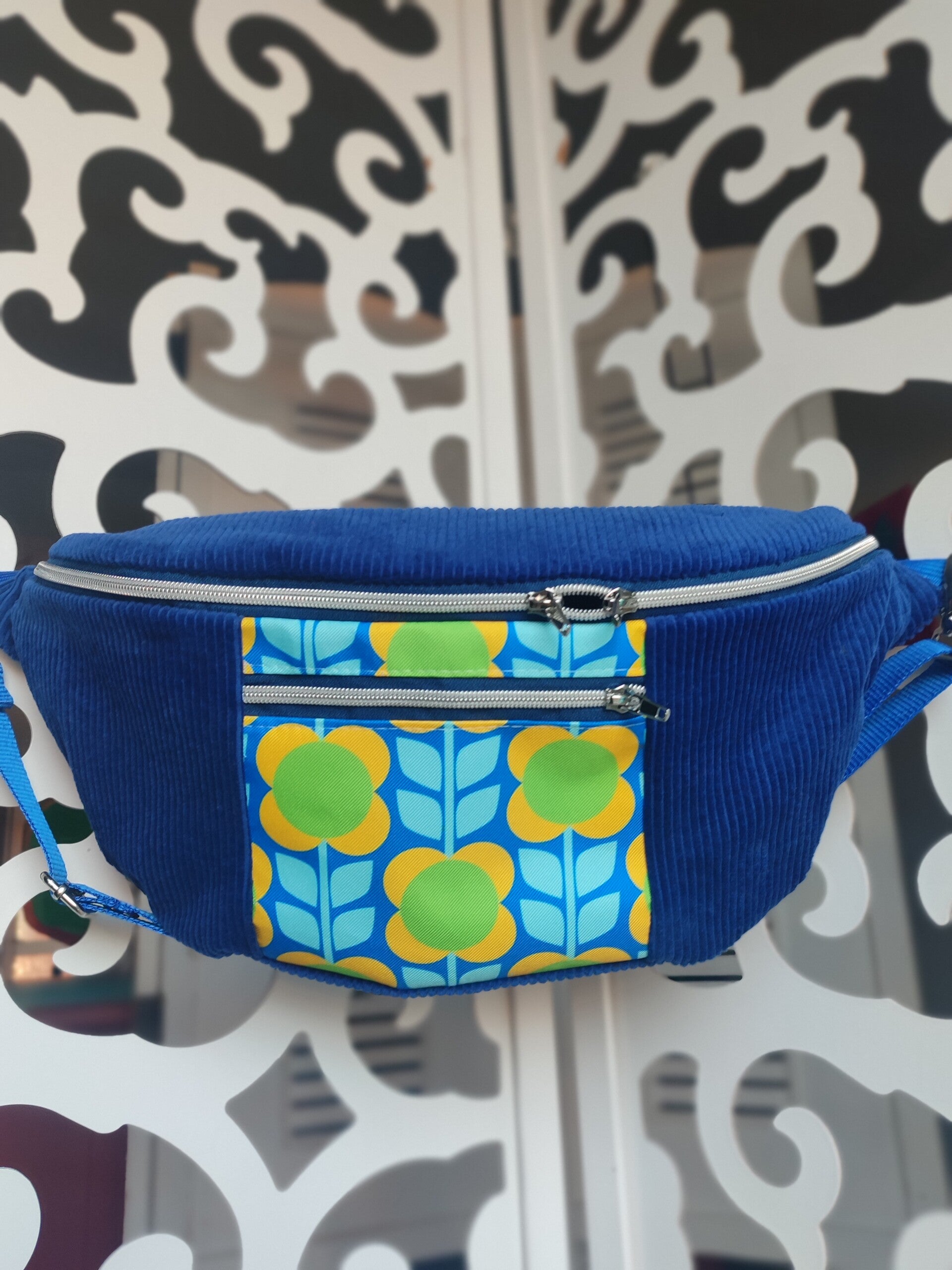Bauchtasche XL Tapetenblume blau
