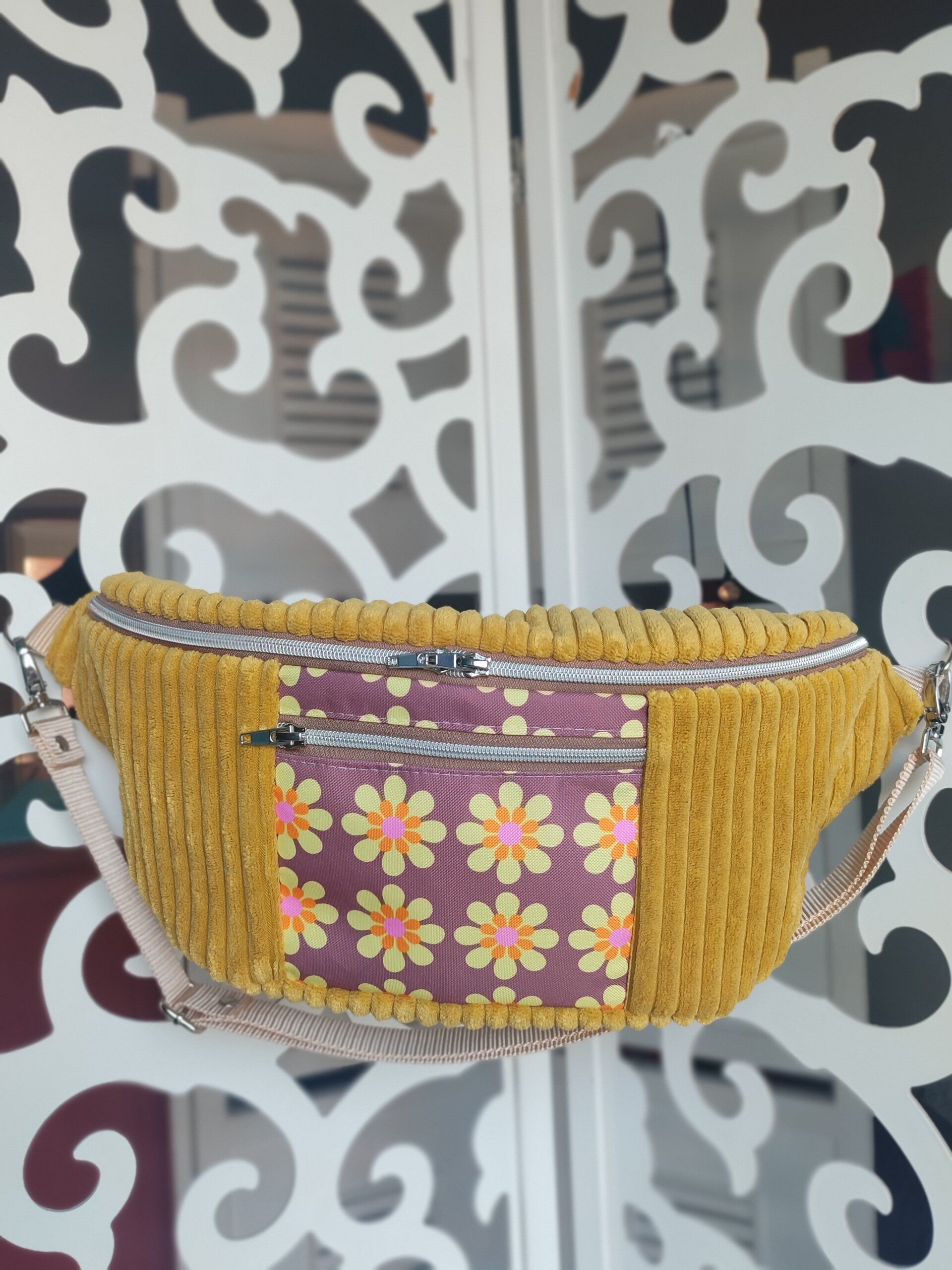 Bauchtasche XL Retro-Blume gelb