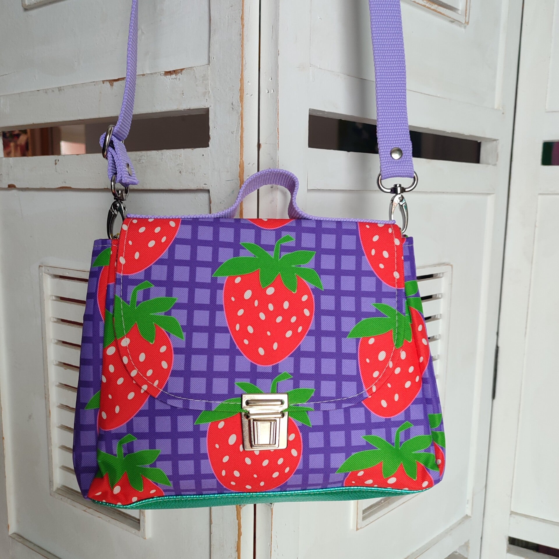 Kleine Klappentasche lila Erdbeere