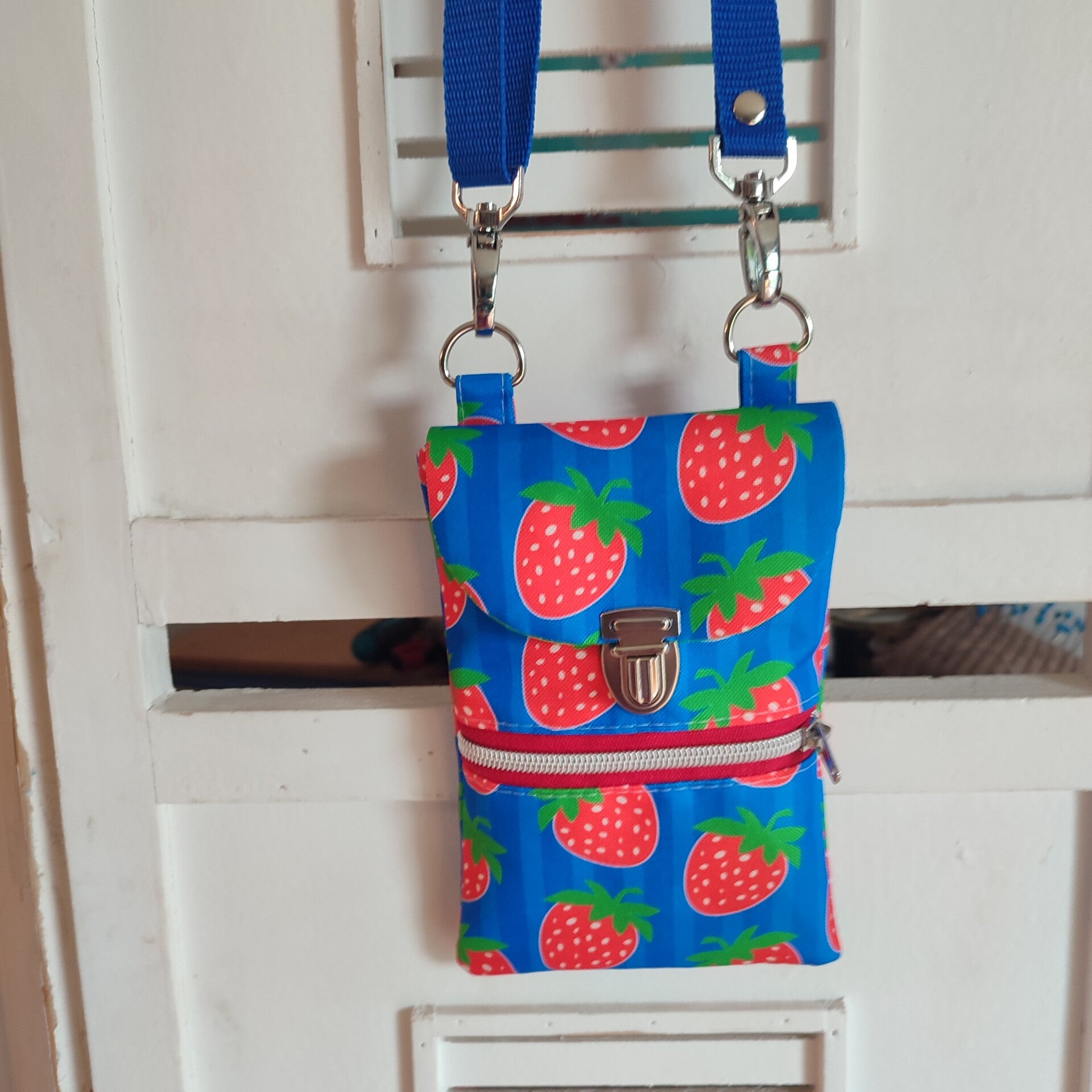 Handytasche Erdbeere blau