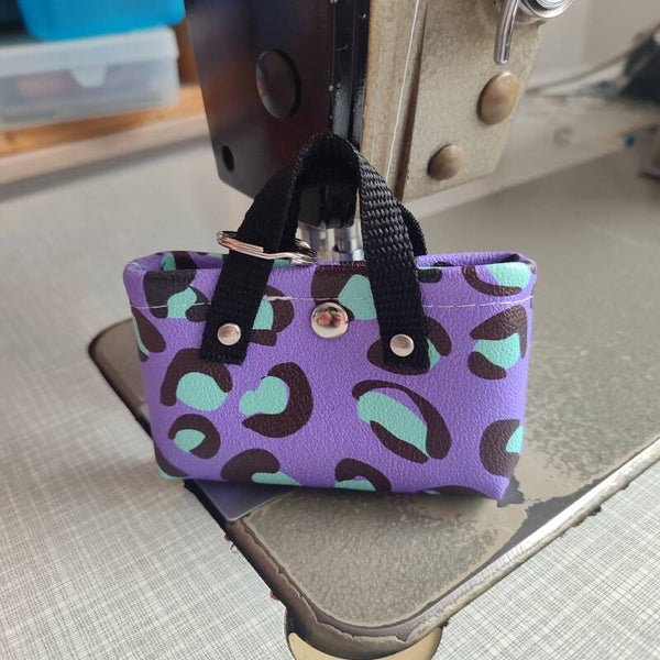 Schlüsselanhänger Minibag Leo lila