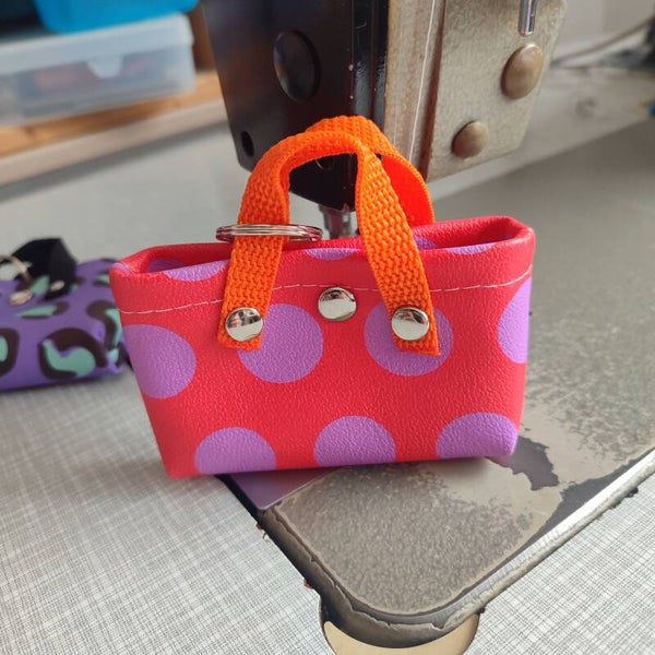 Schlüsselanhänger Minibag Punkte rot flieder