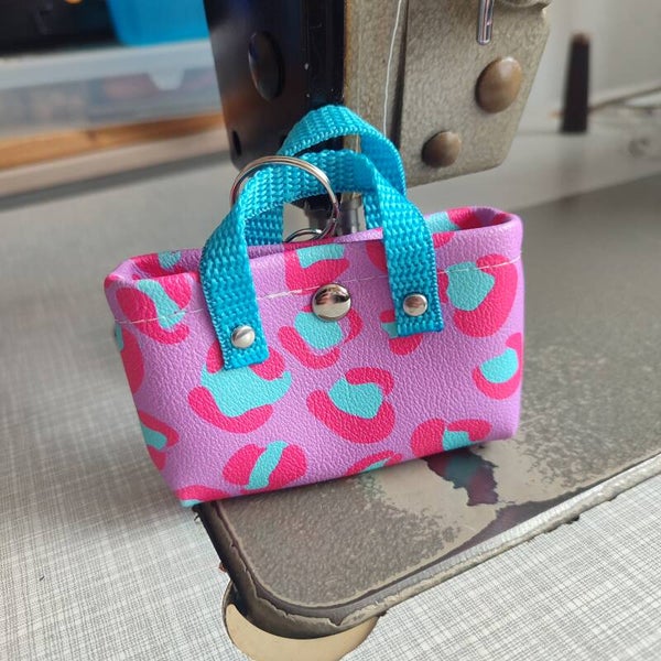 Schlüsselanhänger Minibag Leo pink