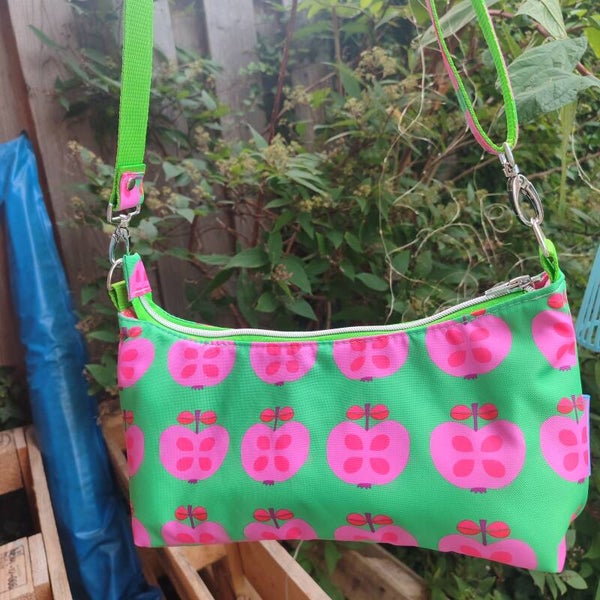Kleine Umhängetasche Retroapfel pink grün (U021)