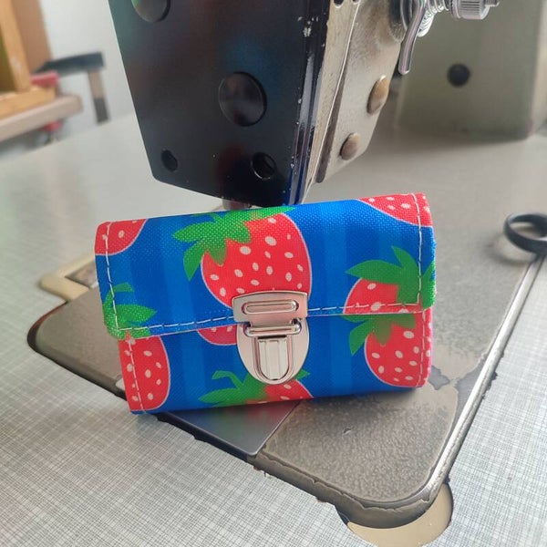 Mini-Geldbörse Erdbeere blau