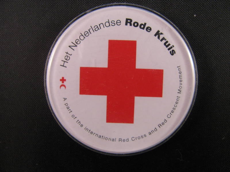 buttonhetnederlandserodekruispartoftheinternredcrossvz.jpg