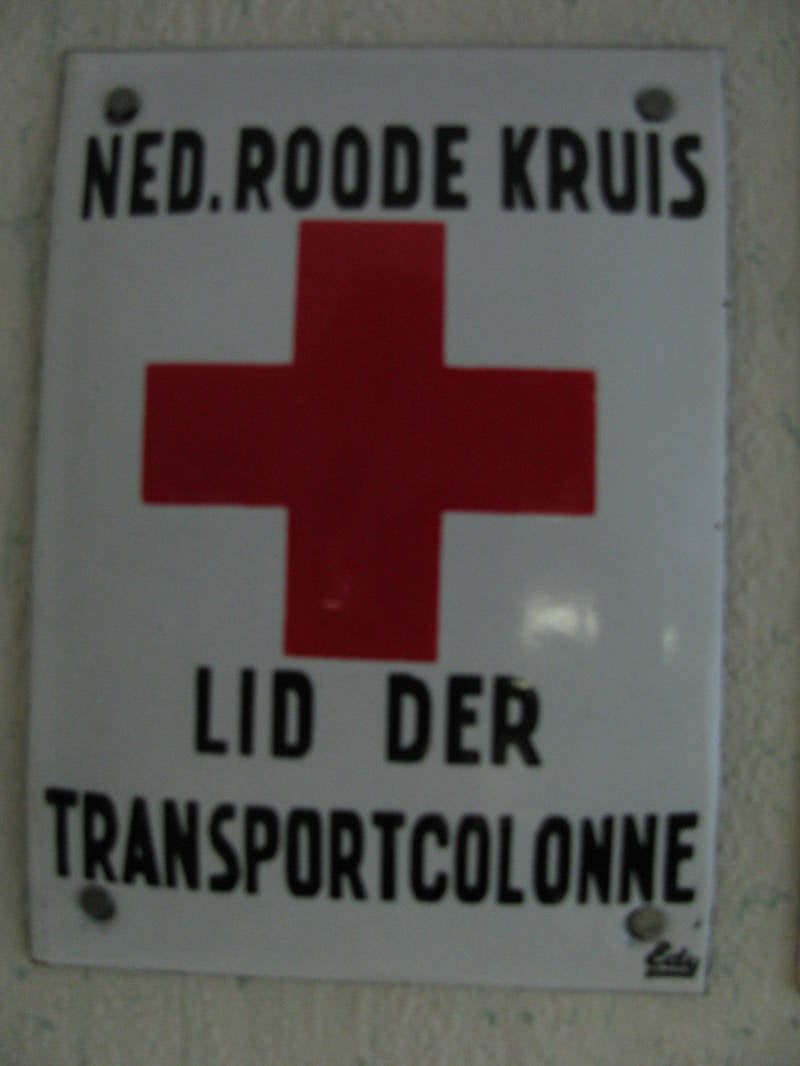 deurschildjenedroodekruisliddertransportcolonne.jpg