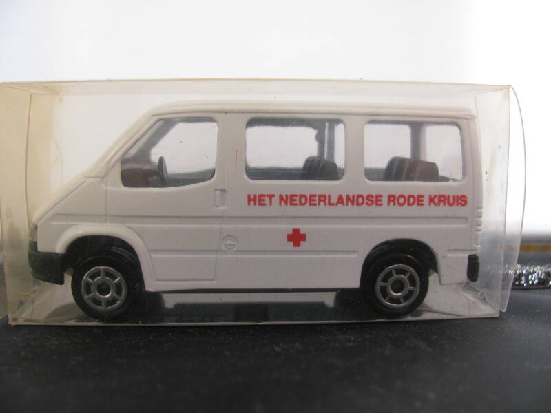 majorette-ford-transit-het-ned-rode-kruis-standard.jpg