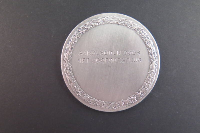 model45azaangebodendoorhethoofdbestuurjpg.jpg