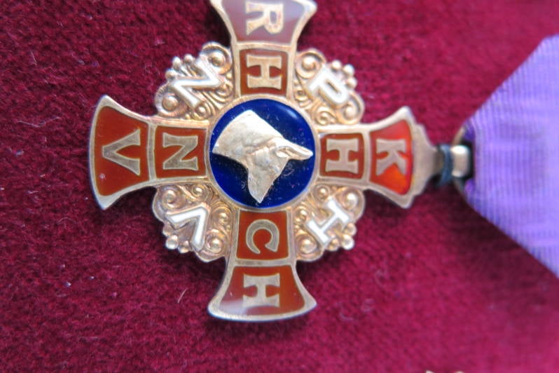 rodekruishonden2onderscheidingen2insignesdetail2.jpg