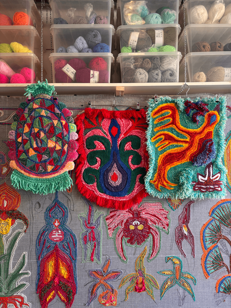 drie tuft kleden in atelier 