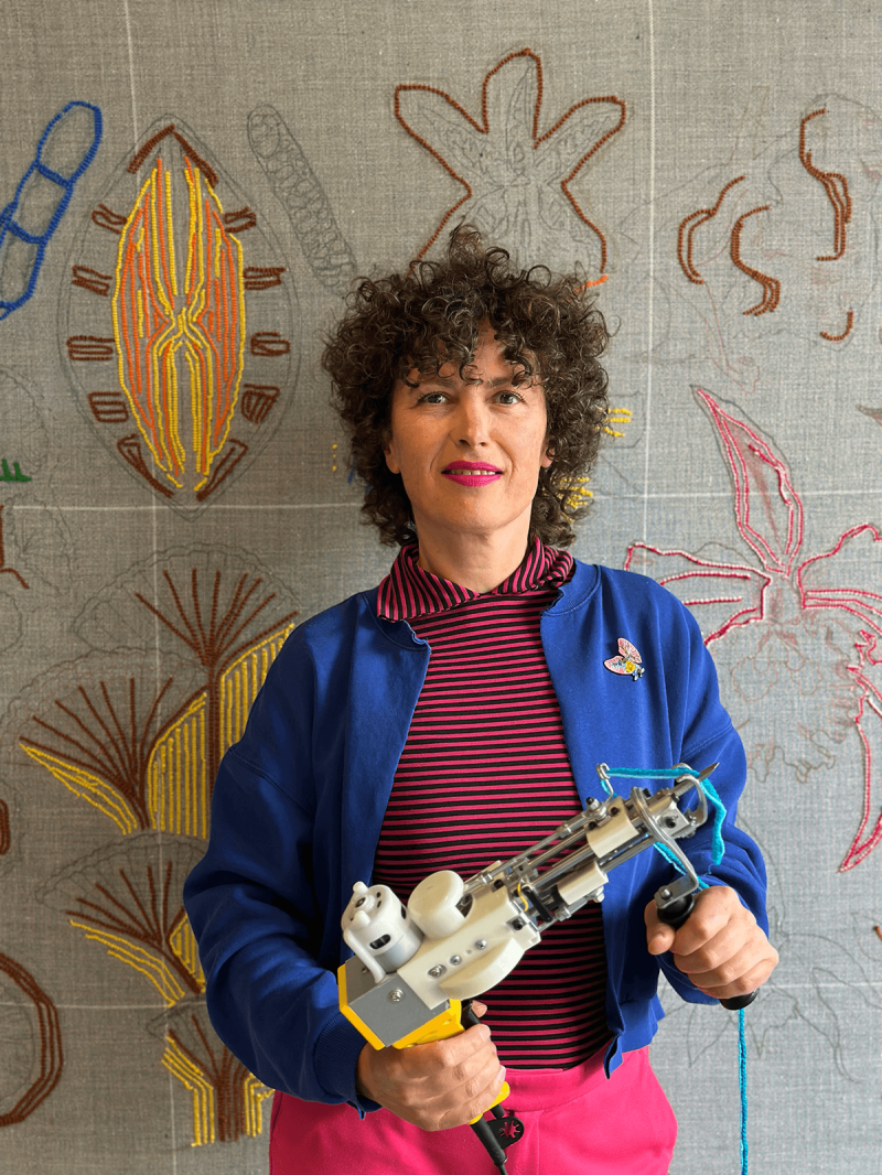 Portret vrouw met tuft gun