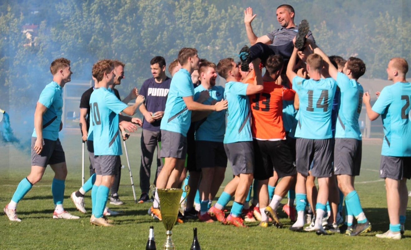 Vanja Gregorović na rukama svojih igrača