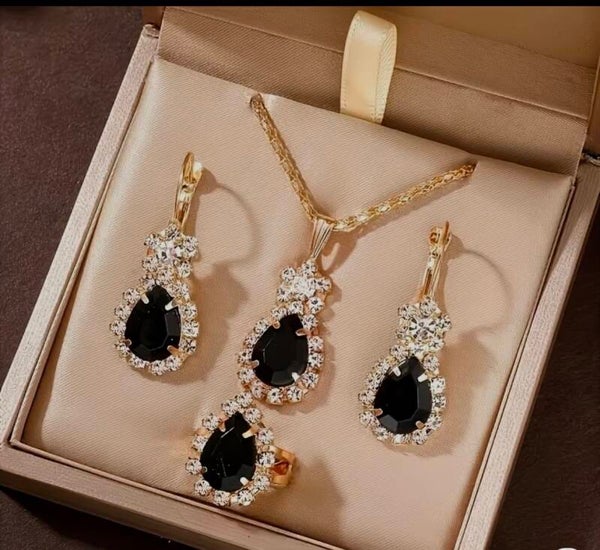 Ensemble collier , boucles d’oreilles et bague