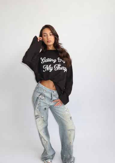 AW25 – GETTING FLY IS MY THERAPY – LONGSLEEVE – BLACK