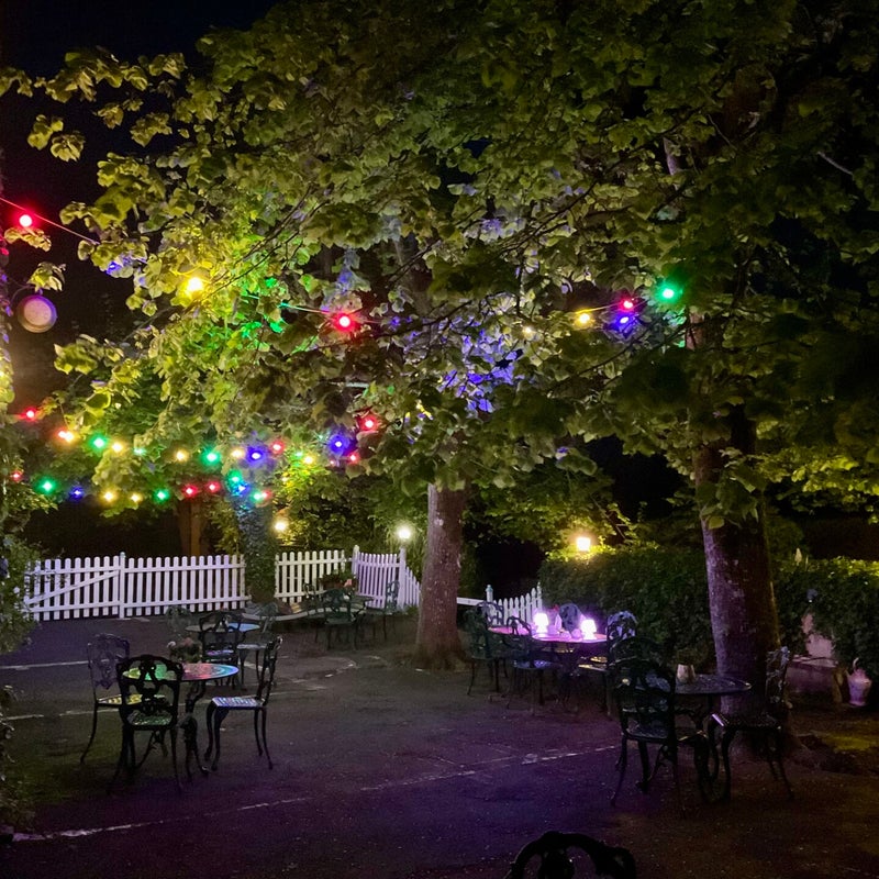 La cour de la crêperie un soir d'été