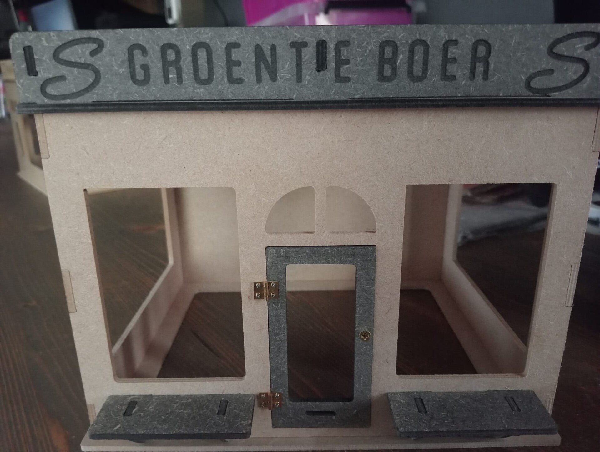 Winkel zonder luifel met kleine ramen