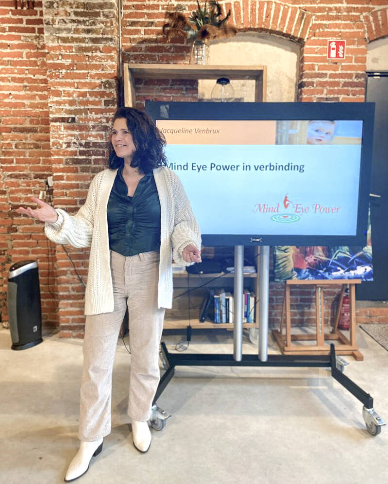 Foto van Jacqueline Venbrux, eigenaar van Mind Eye Power opleidingen in Nijmegen.  Hier staat zij voor een powerpoint presentatie tijdens een van haar trainingen.