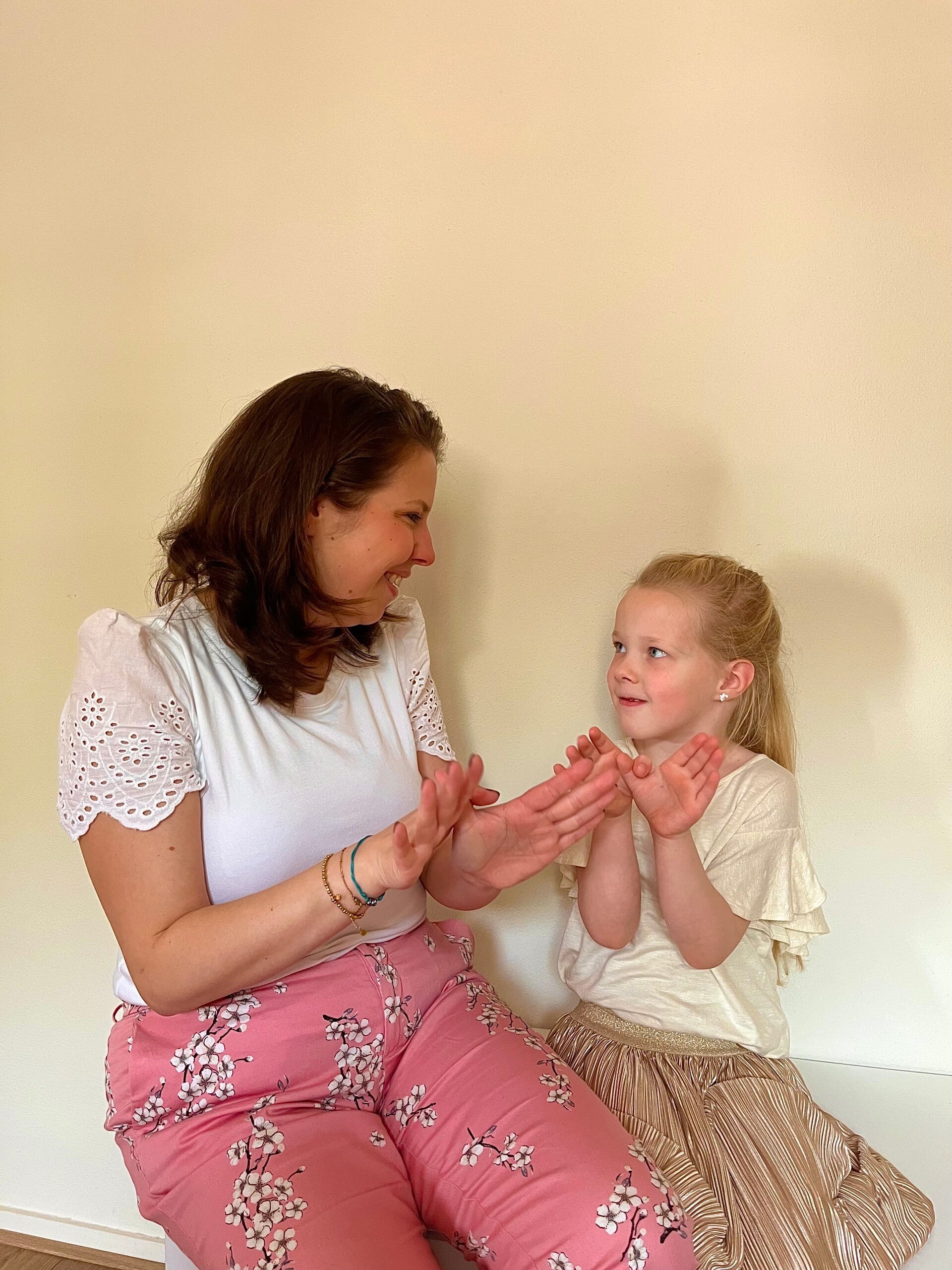 Loes met kind gebaar vlinder in verbinding.