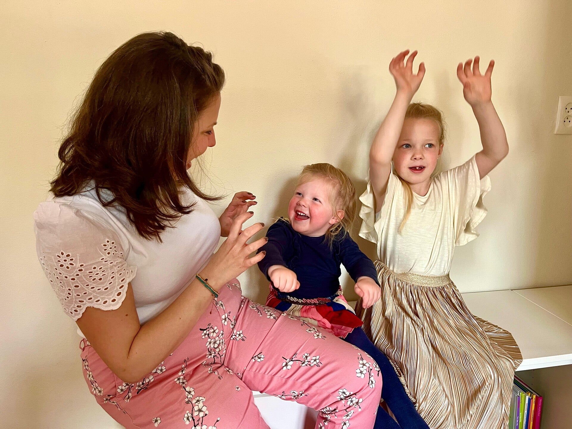 Loes met twee kinderen tijdens een moment van samen communiceren