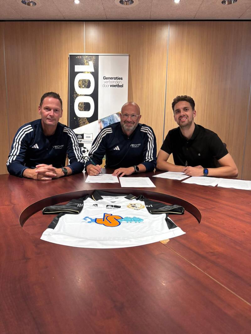 Contract ondertekening bij JSV Nieuwegein met David Vecht en Rudy Jansen 