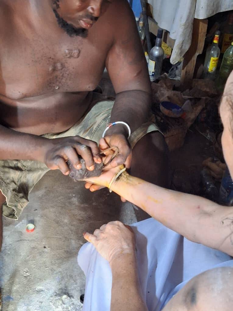 Voodoo Priester während eines Rituals in Togo