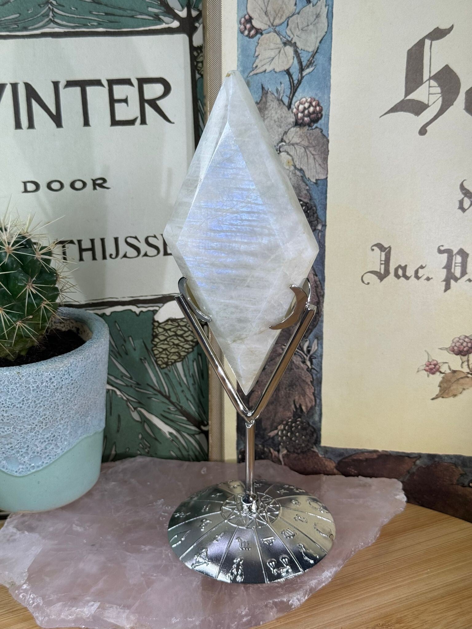 Maansteen Diamant op Standaard - Nr 02