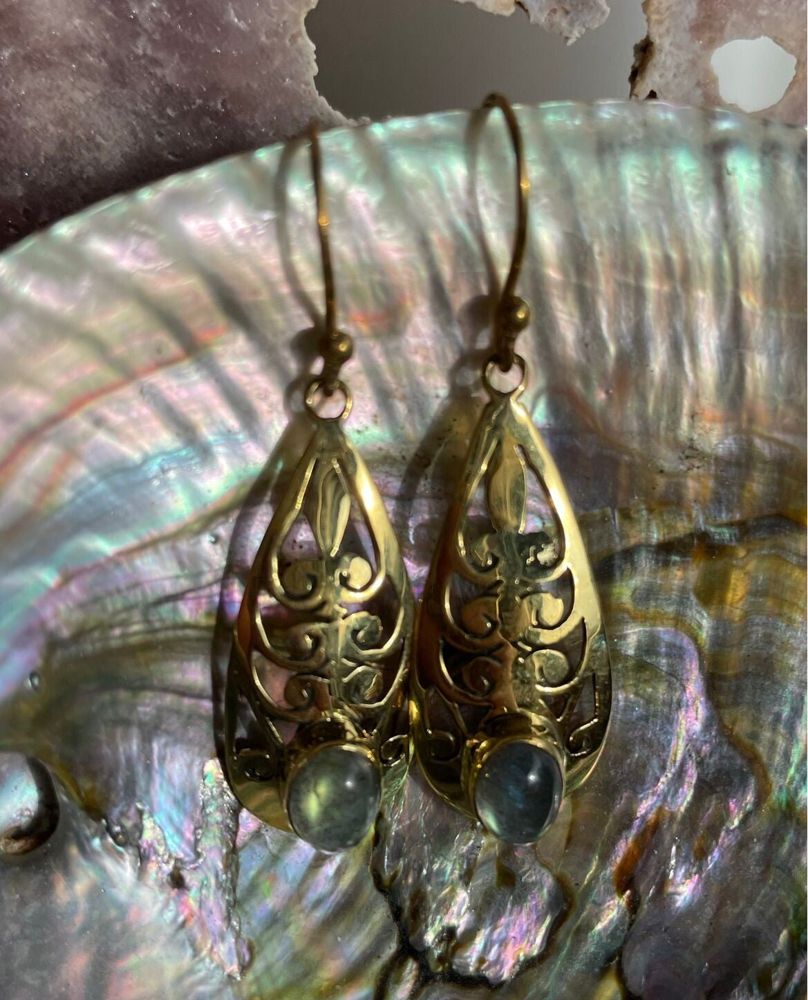 Labradoriet oorbellen van koper