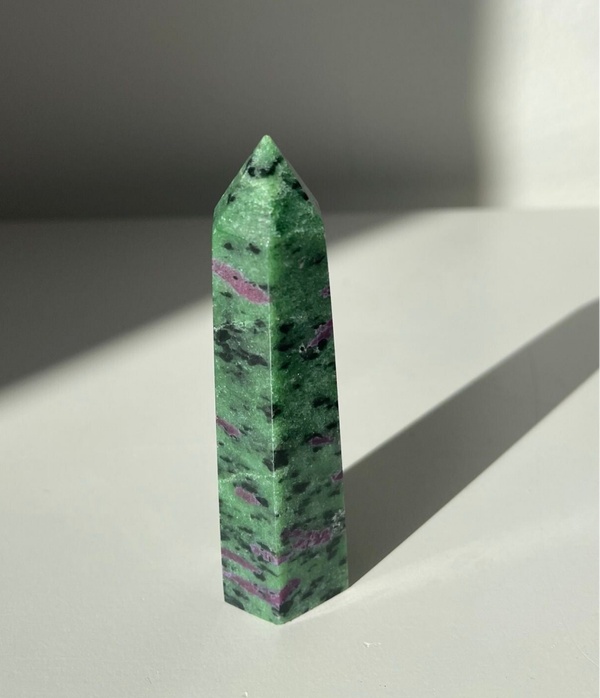 Robijn in Zoisiet Obelisk (UV Reactief) - Nr 02