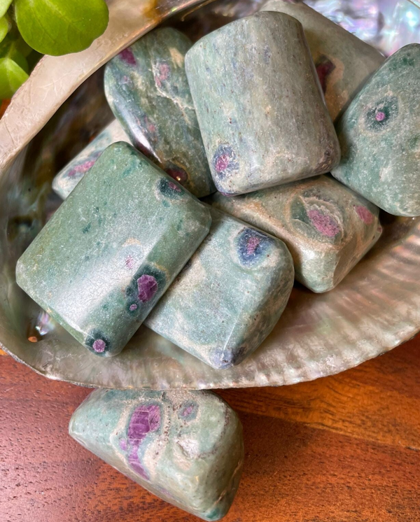 Robijn in Fuchsiet Trommelsteen M