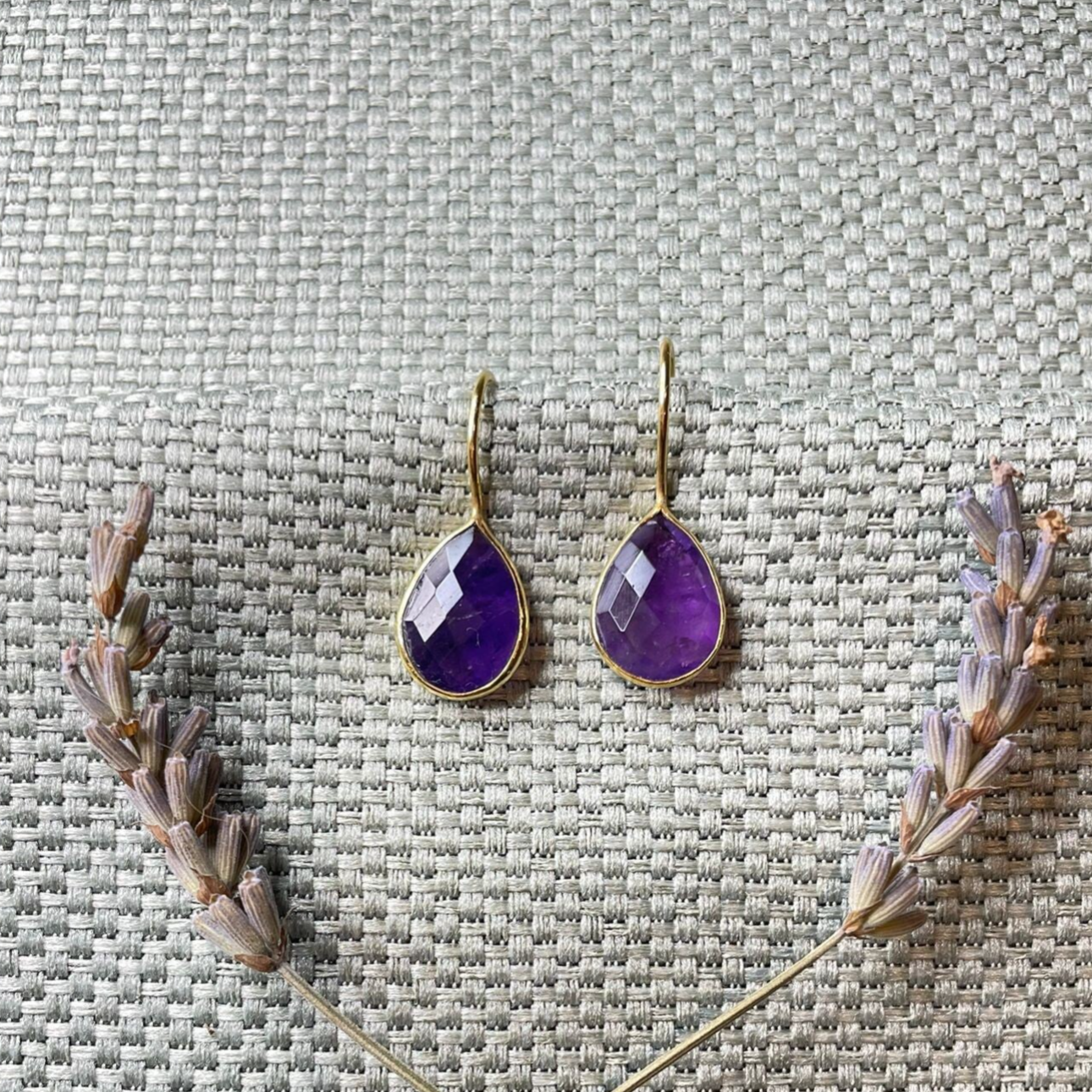 Amethist Druppel Oorbellen Verguld