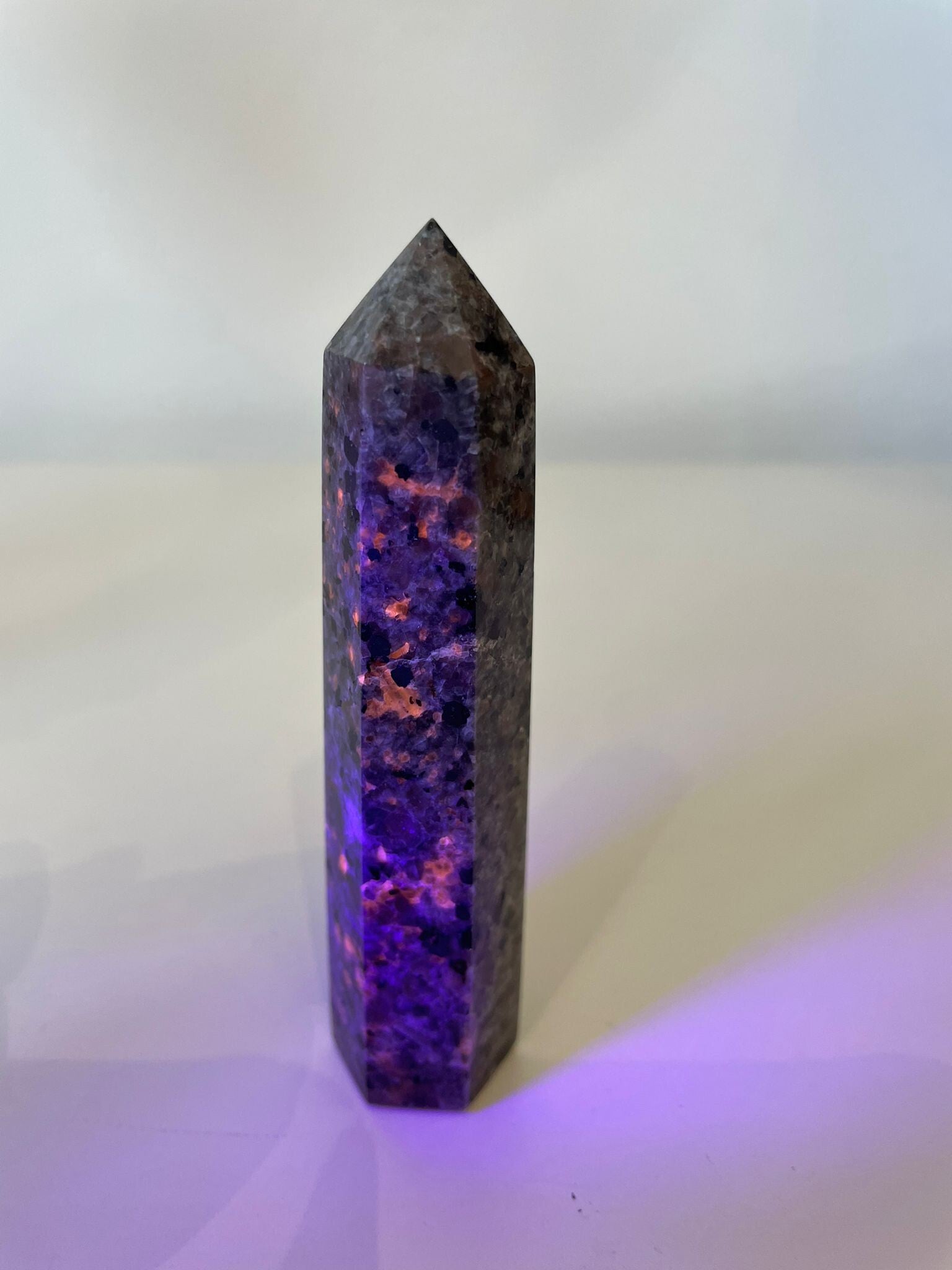 Syeniet Sodaliet (aka Yooperlite) Obelisk - Nr 05 UV Reactief !