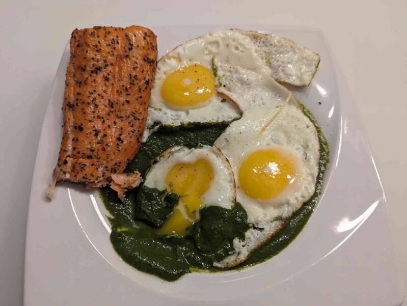 Spinat mit Ei und Lachs