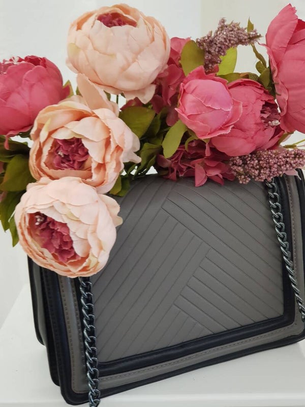 grijze tas met zwarte streep