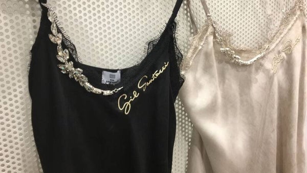 SHORT LACE T-SHIRT WITH REMOVABLE DECORATION