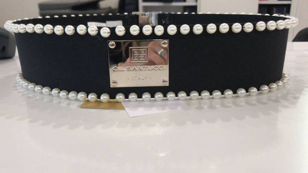 ELASTICATED BELT WITH LOGO PLATE AND PEARLS