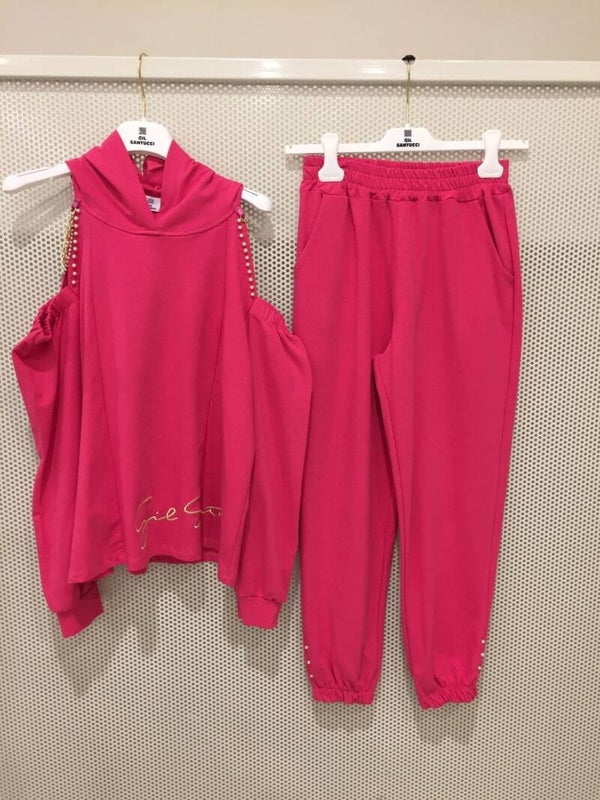 een setje hoodie plus broek met versiering