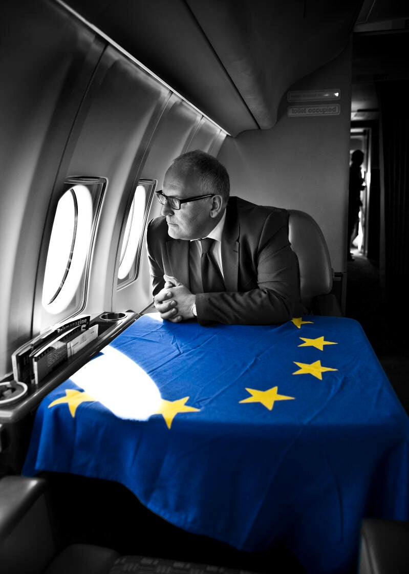 Minister Timmermans gaat met het regeringsvliegtuig en een kleine delegatie naar Servië. Amsterdam 20-05-2014