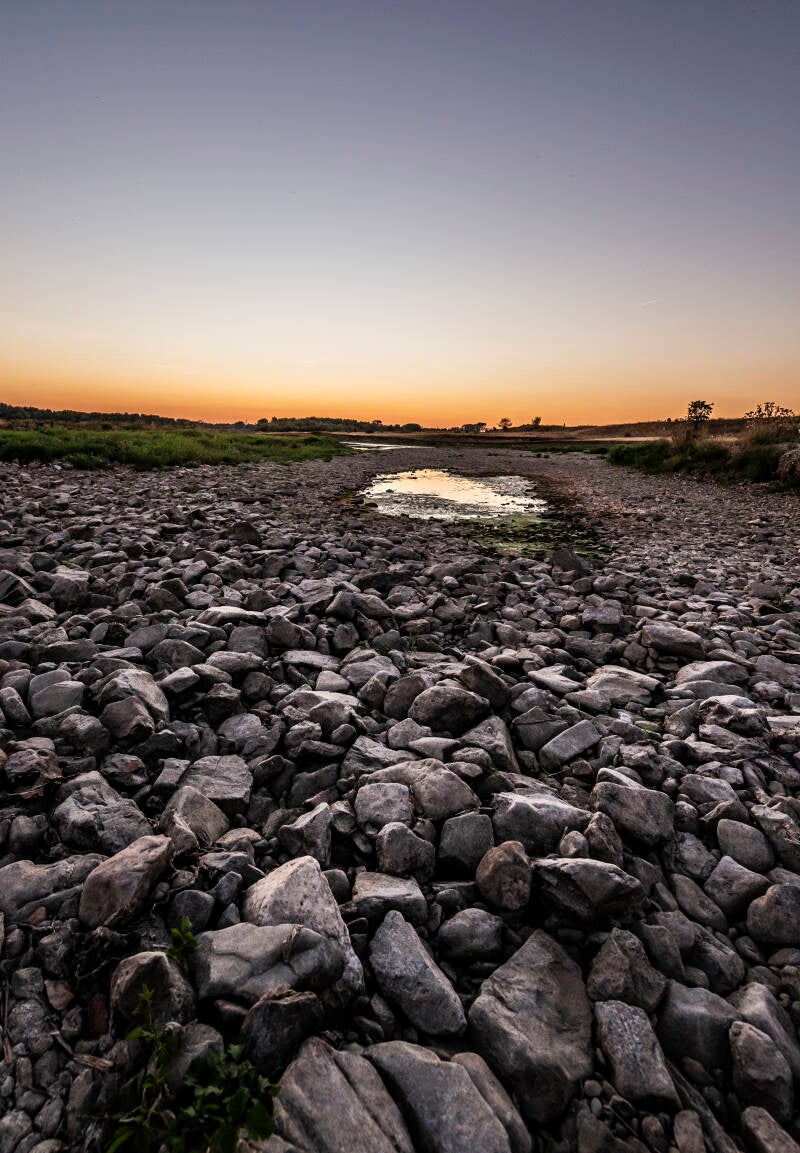 De aanhoudende droogte zorgt er voor dat er in en langs de Maas plekken ontstaan die er anders niet zijn. 10-08-2022