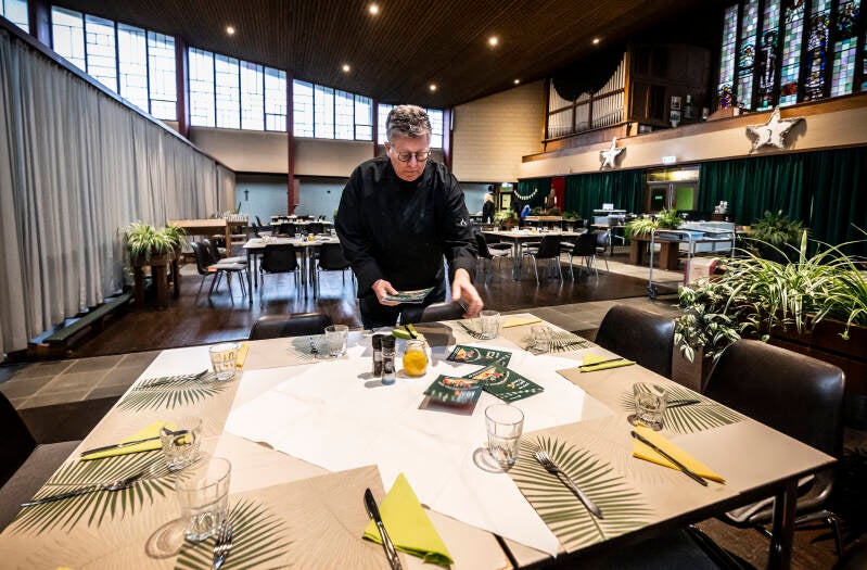 Arend van der Heijden, kok, initiator en drijvende kracht achter Caritas 045. Hij kookt en brengt maaltijden rond voor de eenzamen, minima, daklozen en armen, zoals hij zelf zegt. Chevremont 1-12-2022 