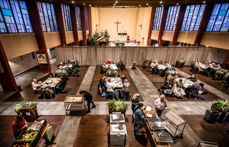  Arend van der Heijden, kok, is initiator en drijvende kracht achter Caritas 045 in de kerk aan de Nassaustraat in Chevremont. 1-12-2022