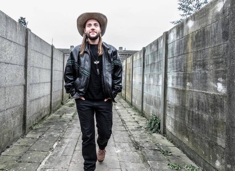 Sem Jansen, zanger en gitarist, in de wijk 't Haagje in Helmond West, waar hij woont. Deze maand start zijn tour Who the Fuck is Britt. Van Britt naar Sem, van zangeres naar zanger.  28-01-2023