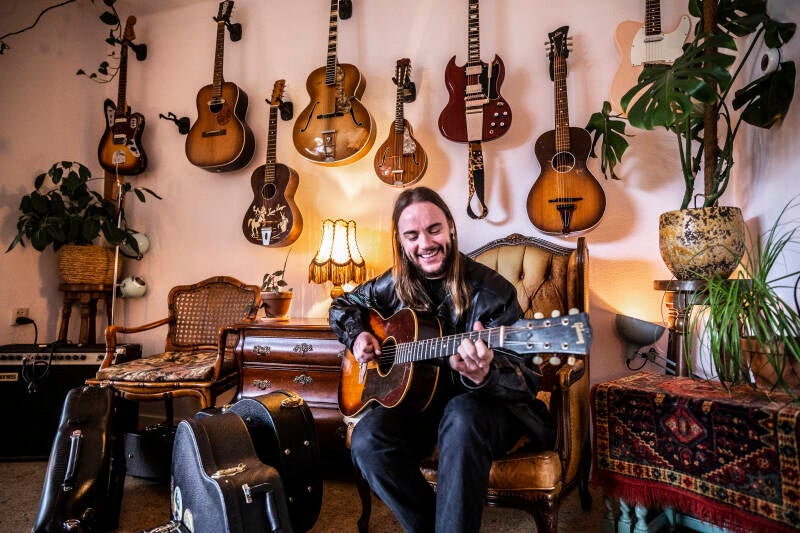 Sem Jansen, zanger en gitarist, thuis. Net thuis van een optreden in Hengelo. 28-01-2023