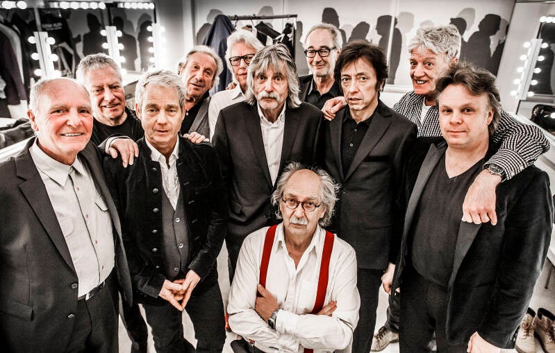 In de kleedkamer, vlak voor het optreden. De Johan Derksen theatertour. Johan Derksen neemt golden oldies op sleeptouw.. Heerlen 13-02-2016