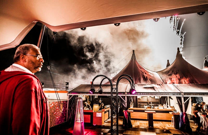 Vuurwerk tijdens het optreden van ex Beatlle Paul McCartney, gezien vanuit de VIP ruimte. Op de voorgrond het pop-up restaurant van 2 sterrenkok Hans van Wolde van restaurant Beluga in Maastricht. Pinkpop 2016.