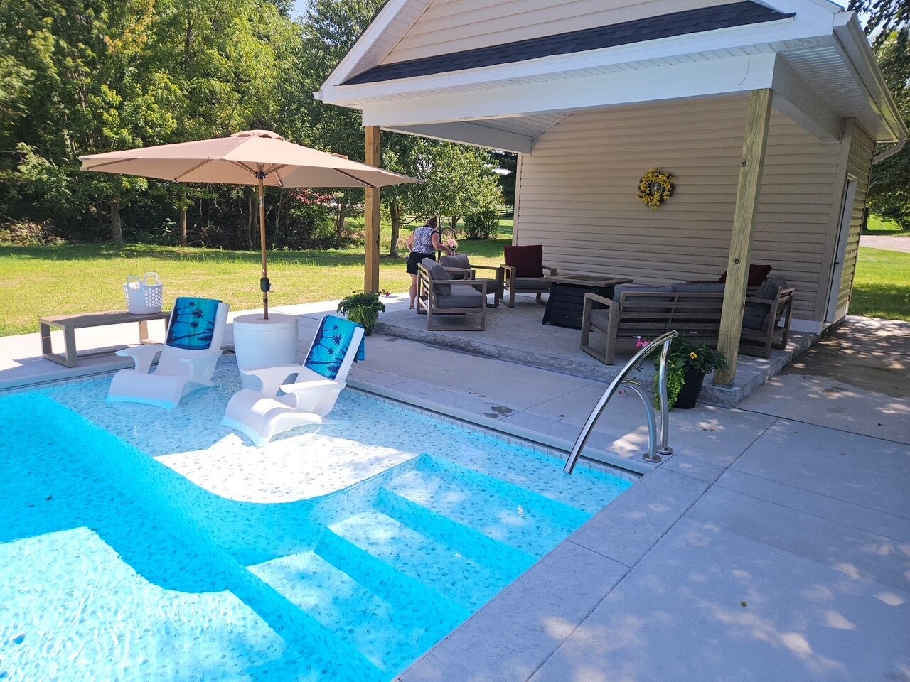 Rainbow Pools custom vinyl liner installation with a sun deck, entry steps, and in-water loungers