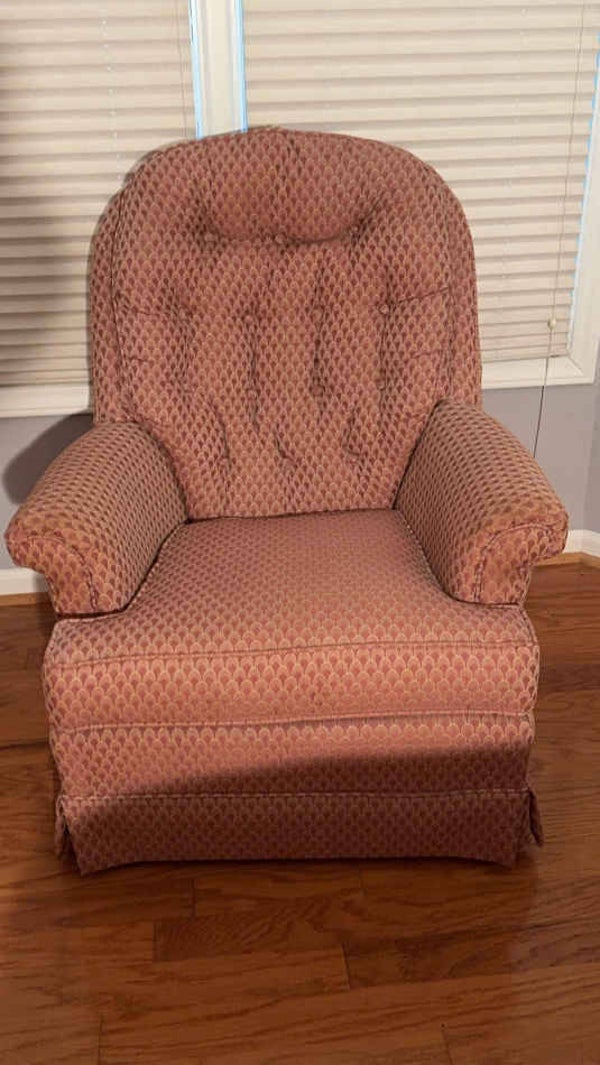 SWIVEL CHAIR